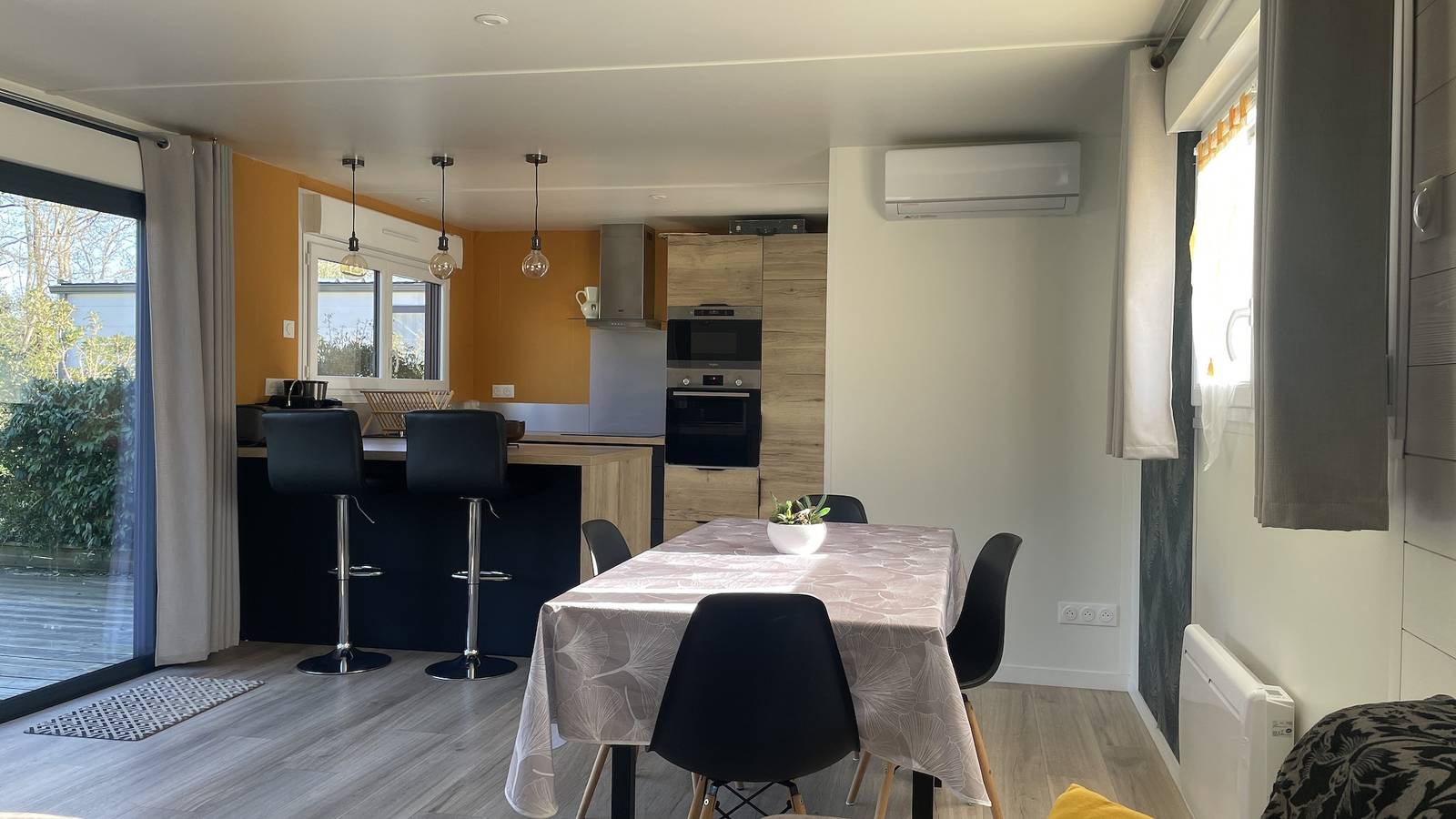Geräumiger Bungalow mit beheiztem Pool und Jacuzzi in Les Mathes, Côte de Beauté
