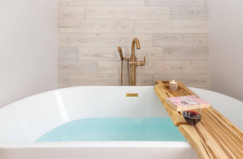 2 Bedroom Townhouse w/Soaking Tub + Rain Shower in Jo Daviess County