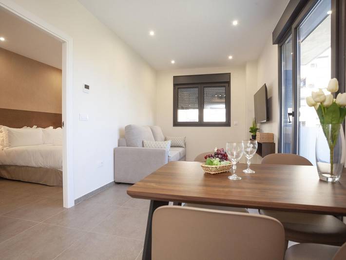 Apartamento vacacional entero, Nova Suite 302 con Balcón y vistas a parte antigua in Cáceres, Provincia de Cáceres