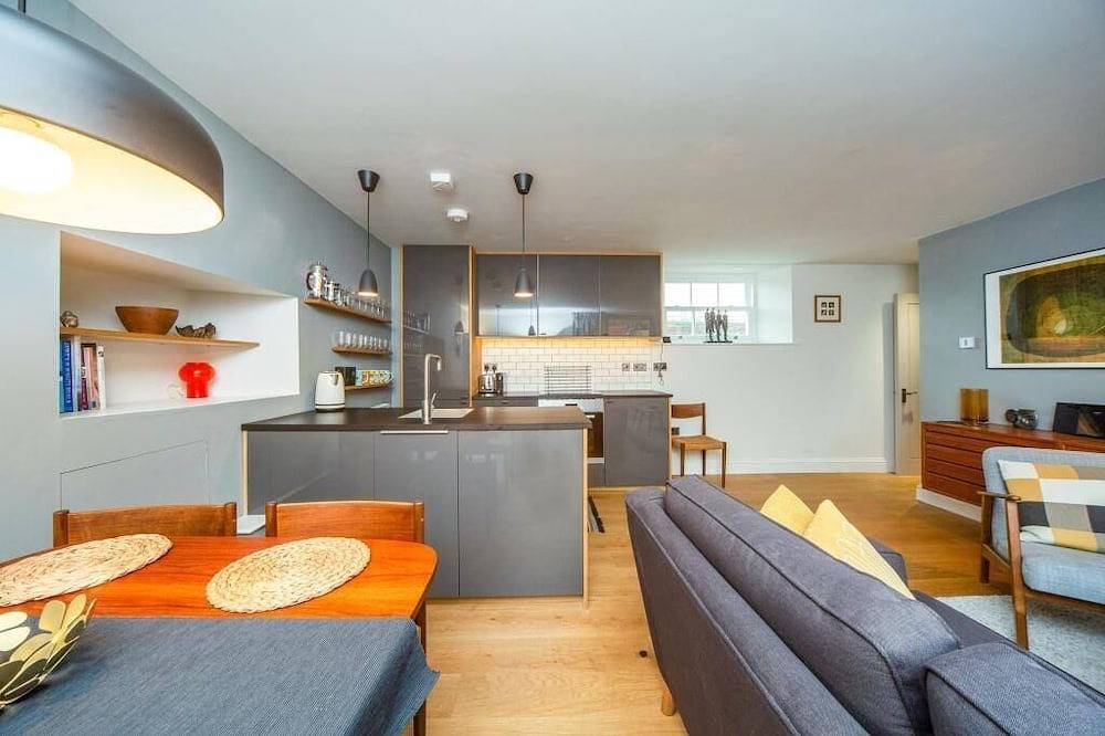 Entire apartment, Stylish two bed flat, city centre, free parking in Wells, Somerset