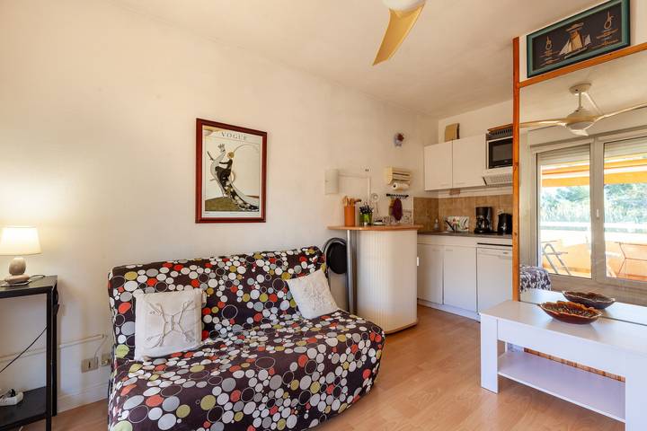 Ganzes Studio, Einzimmerapartment 'Couple 2enfants 2 Velos' mit Bergblick, Gemeinschaftspool und Balkon in Sanary-sur-Mer, Mittelmeerküste (Frankreich)