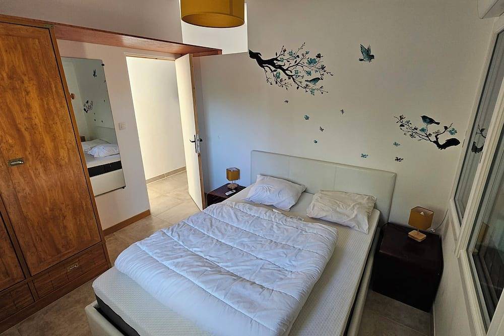 Entire apartment, In the Luberon countryside. in Cadenet, Parc naturel régional du Luberon