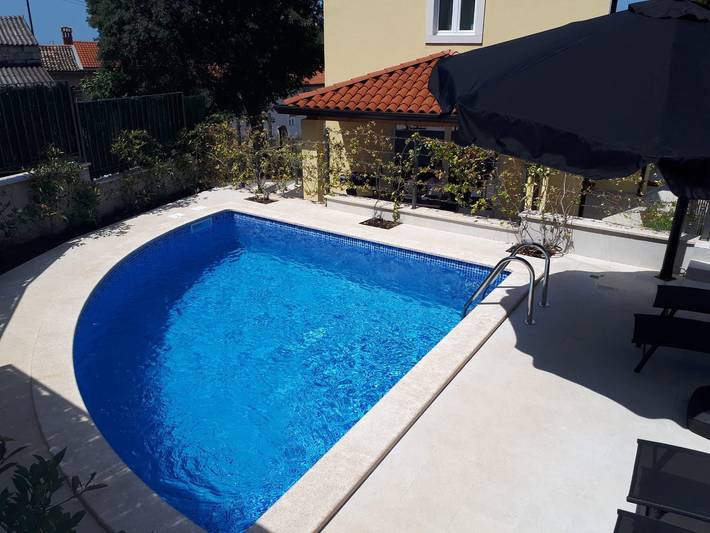 Villa for 8 people, with balcony and garden as well as pool - 1