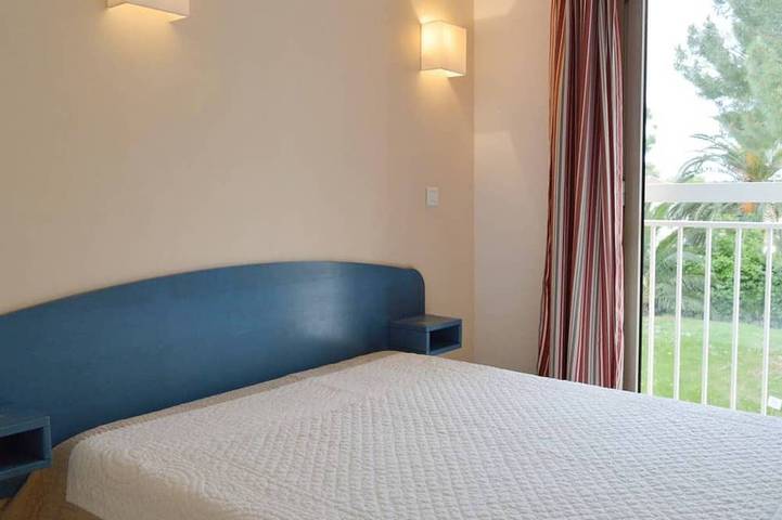 Ganze Wohnung, 2-Zi.-Wohnung mit Pool & Fitnessraum, 400m zum Strand, Parkplatz, Terrasse, Golfe-Juan in Golfe-Juan, Vallauris