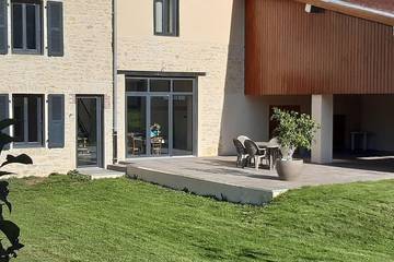 Gîte pour 10 personnes, avec jardin et terrasse à Ceignes