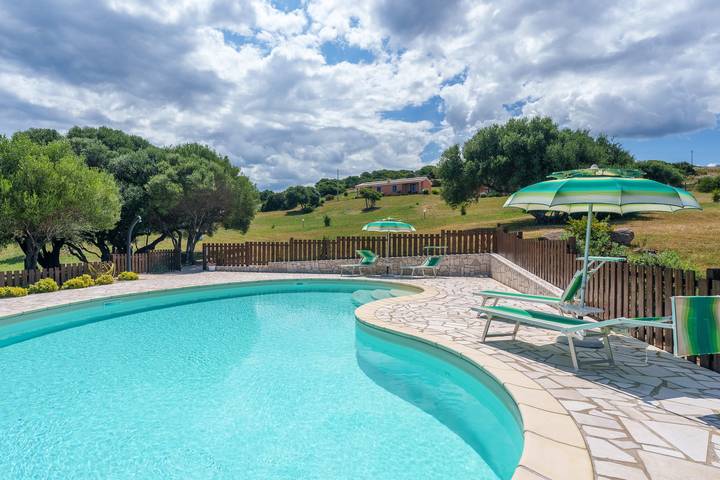 Appartamento intero, Appartamento 'Stella Marina Piscina E Vista Mare' con vista mare, Wi-Fi e aria condizionata in Aglientu, Gallura