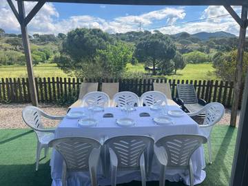 Camping pour 6 personnes, avec terrasse ainsi que jardin et vue, animaux acceptés à Le Muy
