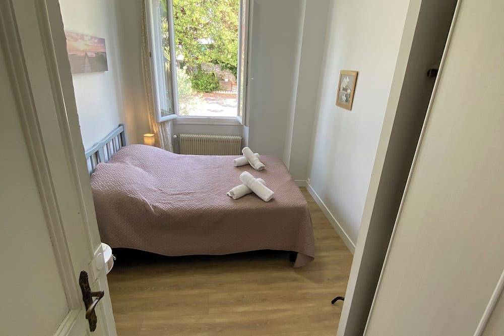 Appartement entier, Spacieux appartement climatisé avec terrasse 40 m² proche mer in Juan-les-Pins, Antibes