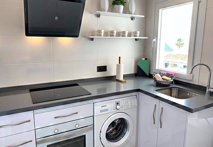 Entire apartment, Lovely Modern Apartment on the Front Line with Sea View, Wi-Fi, A/C & Balcony in Playa de Burriana, Nerja