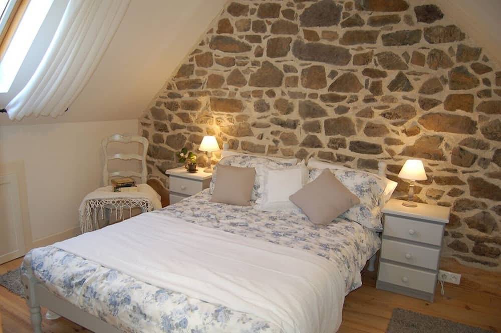Coastal cottage with heated pool and gardens, 10 mins to beach in Plomodiern, Région de Châteaulin