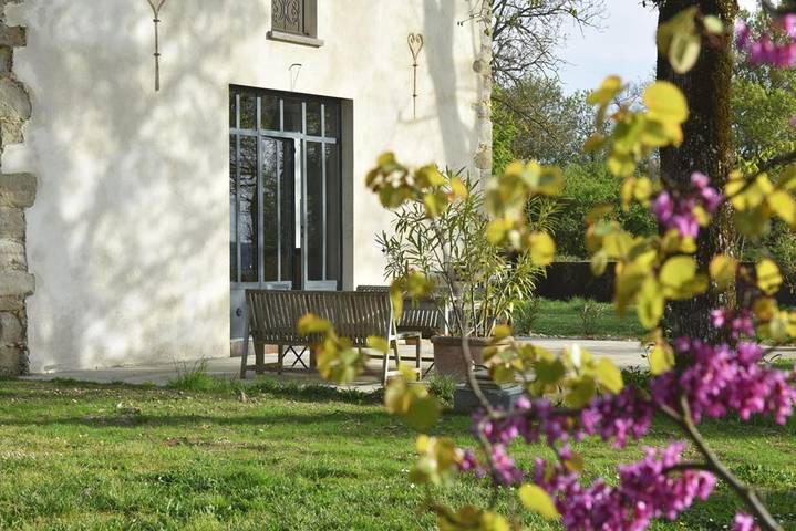 Location de vacances pour 4 personnes, avec Balcon et Terrasse ainsi que Jardin et Piscine à La Pomarède