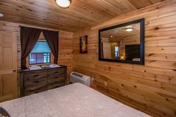 Log Cabin for 2 Guests in Bethlehem, White Mountain National Forest, Picture 2