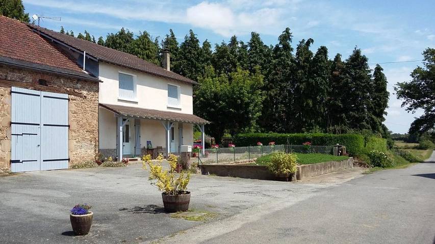 Cottage pour 3 personnes, avec jardin ainsi que vue et piscine, animaux acceptés à Saint-Amand-Magnazeix