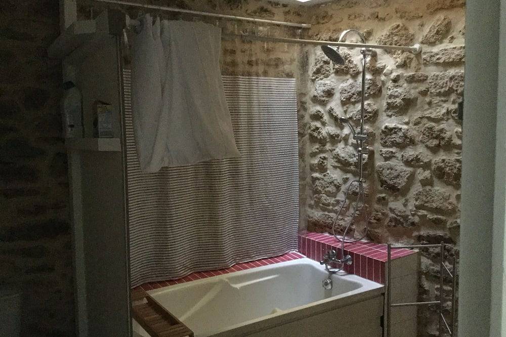 Hermosa casa de piedra en el pueblo de Vers Pont du Gard in Vers-Pont-du-Gard, Region de Nimes