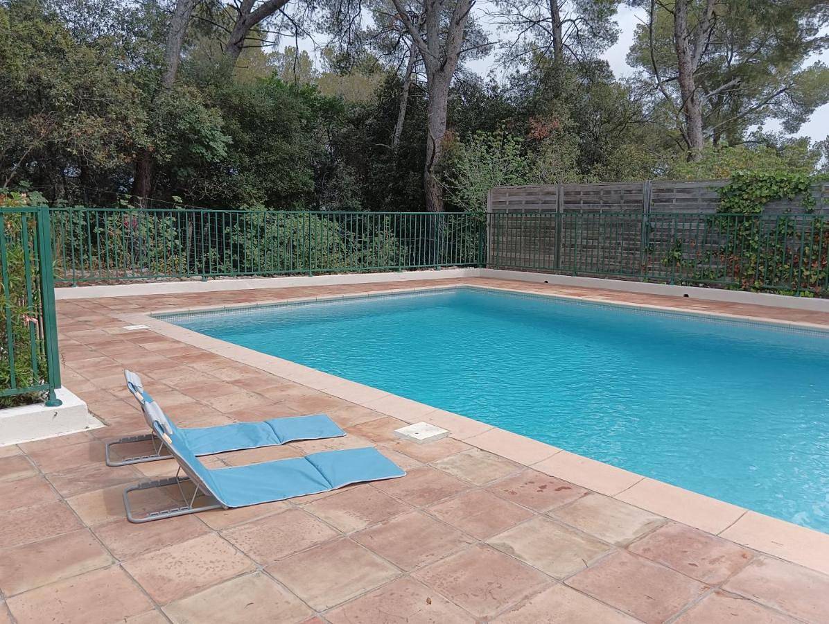 Petite maison au calme - piscine en copropriété, terrasse, mer, clim in Vallauris, Mittelmeerküste (Frankreich)