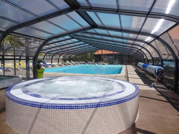 Camping pour 4 personnes, avec jardin et piscine ainsi que bassin pour enfant et jacuzzi