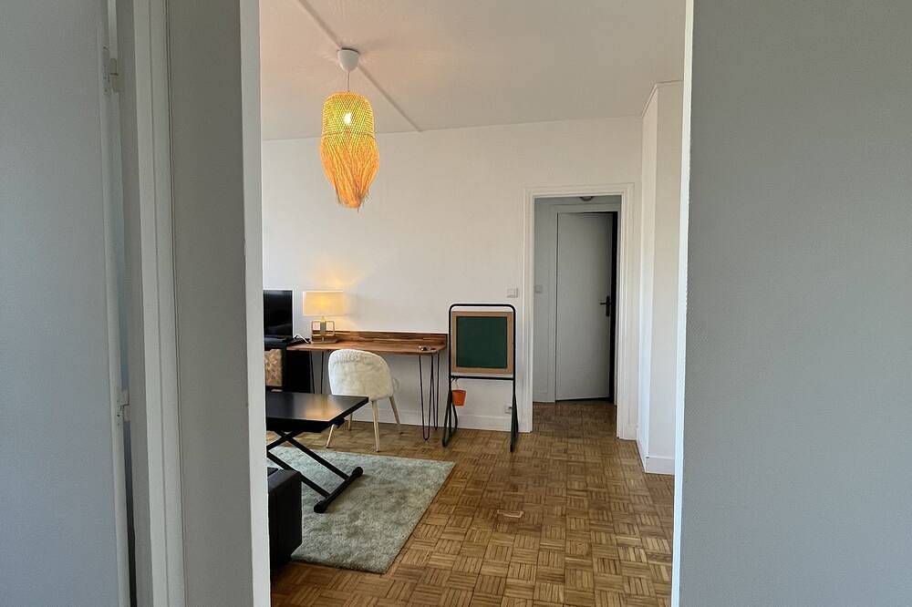 Appartement entier, 70m du métro M4 Barbara, 2P chic et calme - 4 personnes maximum in Montrouge, Hauts-de-Seine