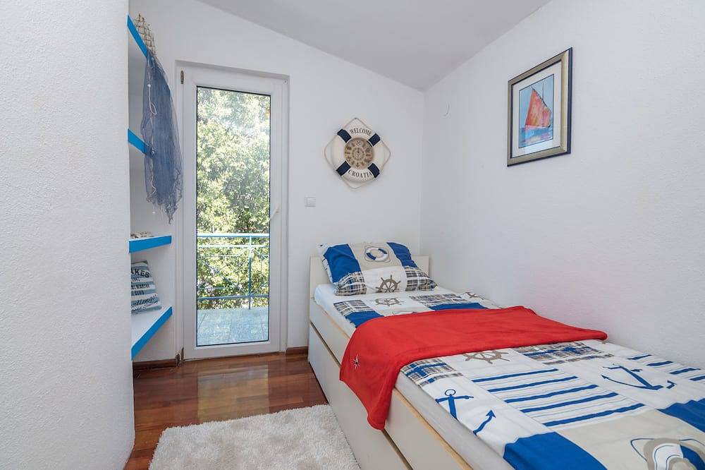 Villa Martina on the beach in Trogir with a beautiful sea view and swimming pool in Trogir, Ciovo