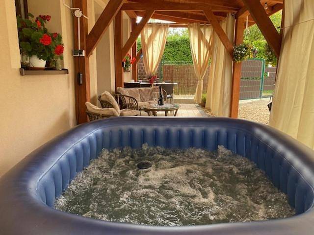 Apartament wakacyjny dla 10 osób, z basen i ogród oraz widok w Rzyki