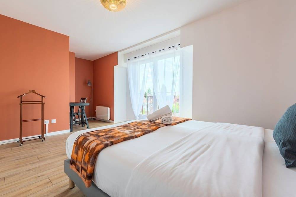 Entire apartment, Bright 2-bedroom apartment w/ balcony and parking. in Lambersart, Lille region