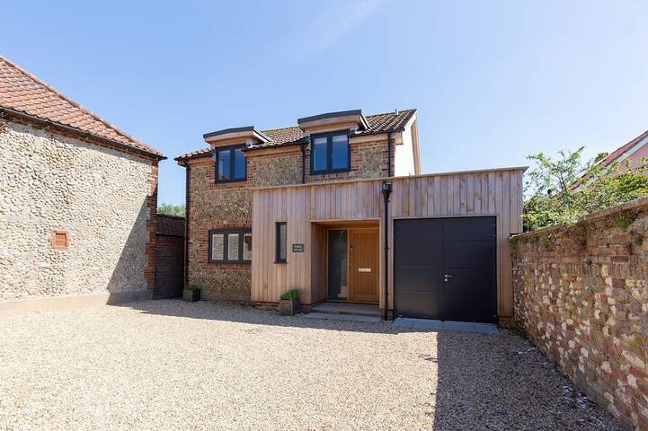 Holiday rental for 8 people, with terrace and garden as well as hot tub, with pets in Burnham Market