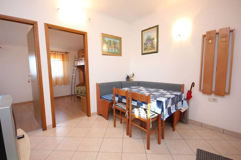 Ganze Wohnung, 2-Zimmer-Ferienwohnung mit Terrasse Ilovik, Losinj (A-8078-a) in Lošinj