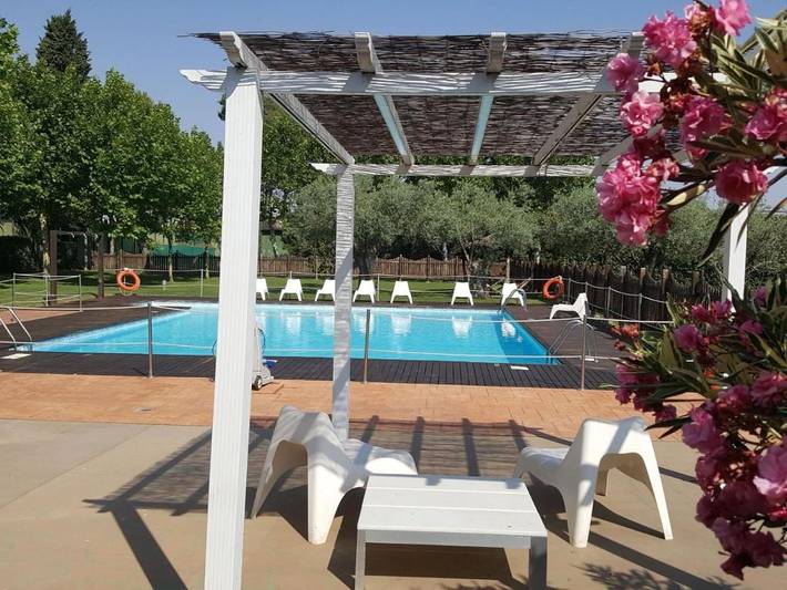 Hotel para 10 personas, con Jacuzzi y Terraza además de Jardín y Piscina en Zaragoza