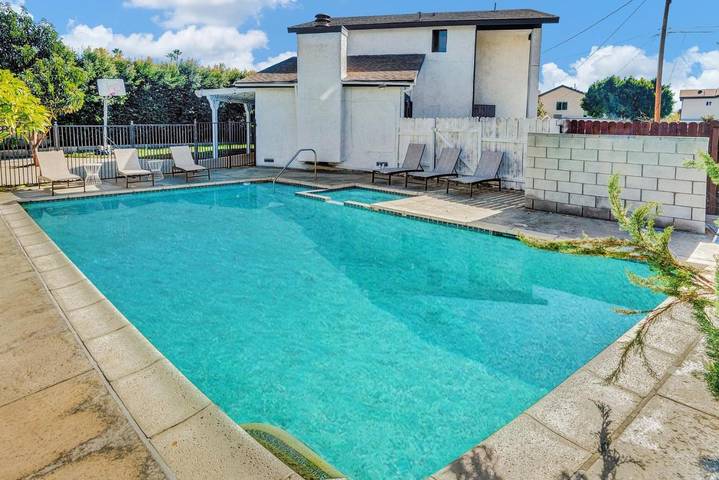 Casa de vacaciones para 10 personas, con jacuzzi y piscina además de terraza y jardín, Se admiten mascotas - 1