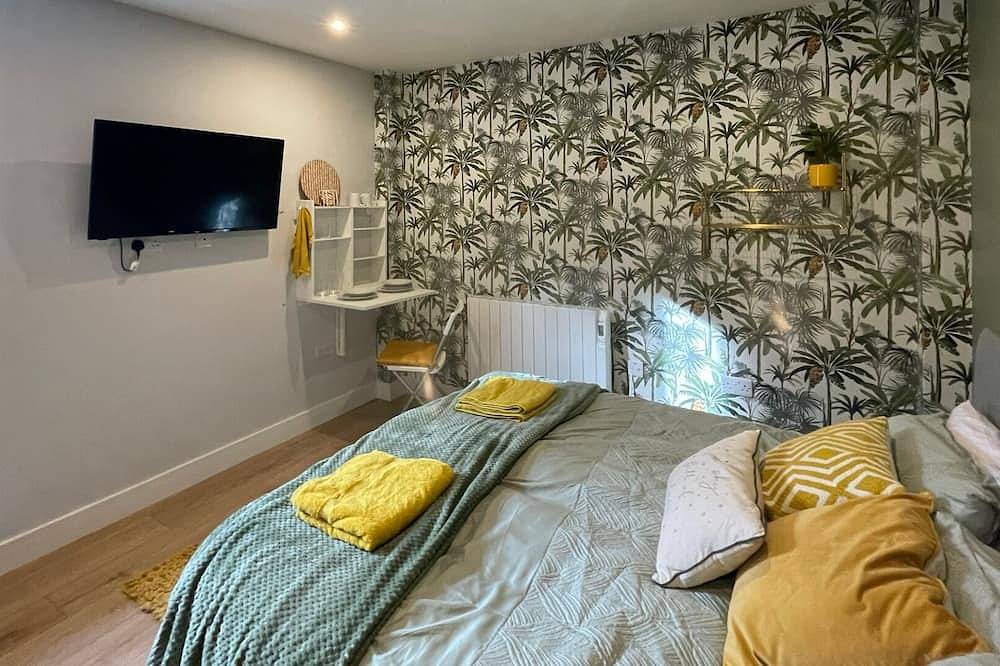 Entire apartment, Market 1 King  Bed, Deluxe Town Centre Studio in Northampton, Northamptonshire