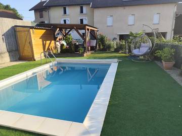 Gîte pour 3 personnes, avec vue ainsi que piscine et jardin à Charavines