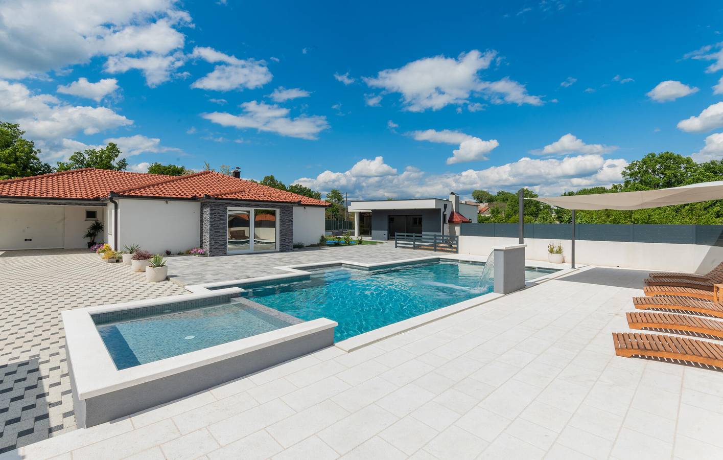 Geräumige 2-Zimmer-Wohnung mit Pool, Terrasse und Flussblick – 2 km von den Sehenswürdigkeiten entfernt in Imotski, Makarska Riviera