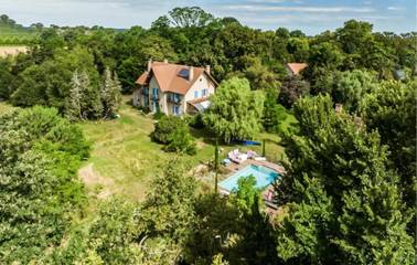 Gîte pour 15 personnes, avec piscine ainsi que jardin et terrasse à Arengosse