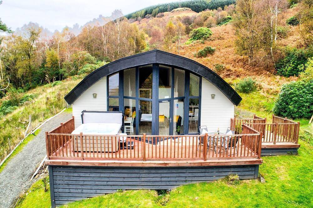 Thelodge - sleeps 4 guests  in 2 bedrooms in Loch Lomond, Argyll & Bute