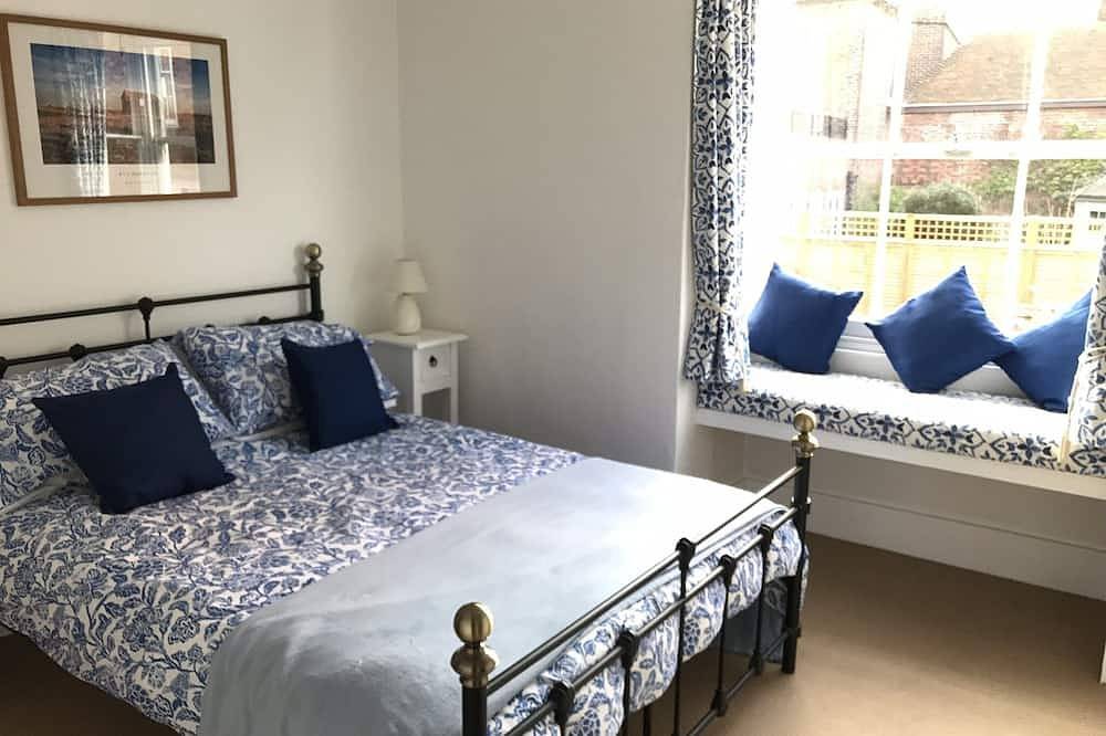 Pretty 18th century cottage centrally situated  on Mermaid Street in Rye in Rye, East Sussex
