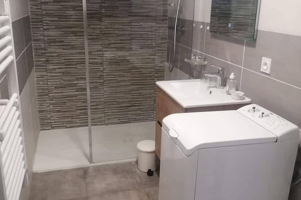 Entire apartment, T2 ground floor large house on Rn85 Heart of Matheysine. All comfort in La Mure, Isère