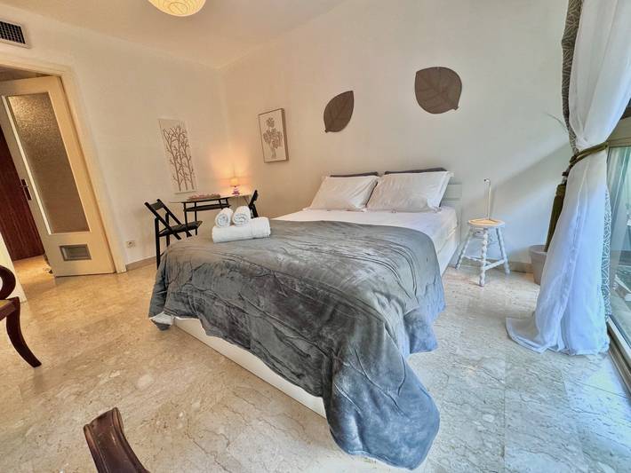 Gîte pour 2 personnes, animaux acceptés dans Casino Du Palais De La Mediterranee