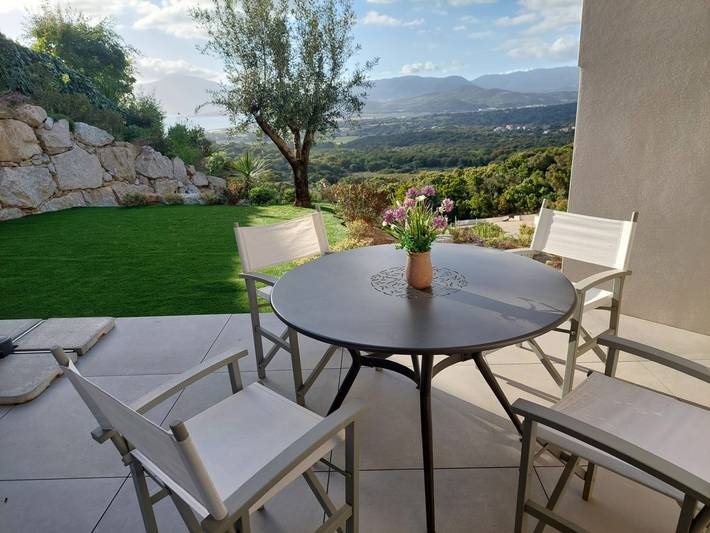 Gîte pour 4 personnes, avec terrasse ainsi que jardin et piscine
