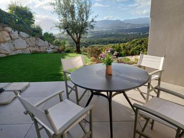 Gîte pour 4 personnes, avec piscine ainsi que terrasse et jardin en Corse