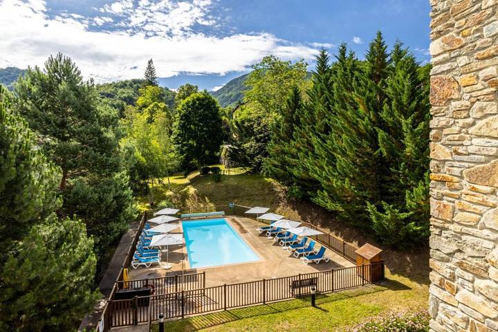 Appart’hôtel pour 2 personnes, avec balcon ainsi que jardin et piscine à Ax-les-Thermes