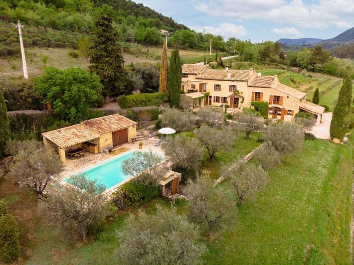 Location de vacances pour 4 personnes, avec jardin ainsi que piscine et vue à Faucon