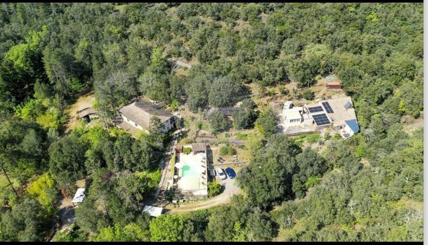 Location de vacances pour 7 personnes, avec piscine ainsi que jacuzzi et jardin à Corbès
