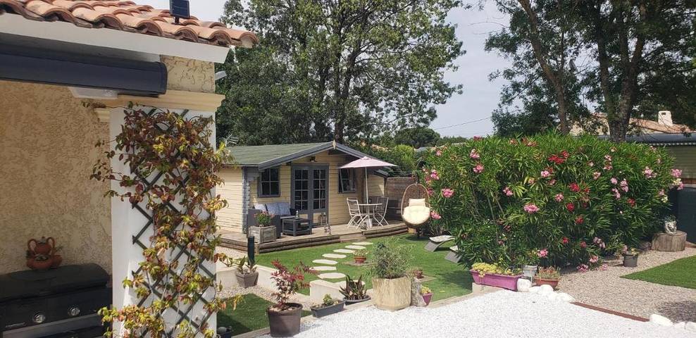 Appartement de vacances pour 3 personnes, avec vue ainsi que piscine et jardin