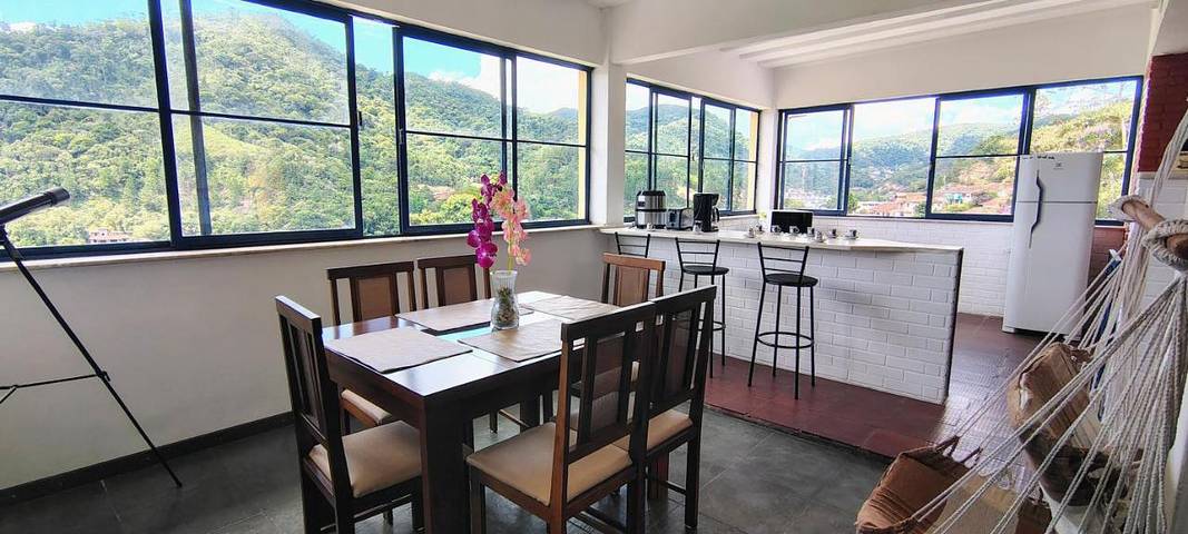 Casas e apartamentos de temporada para 4 pessoas, com vista e piscina e ainda jardim and balcão, adaptado a crianças em Teresópolis