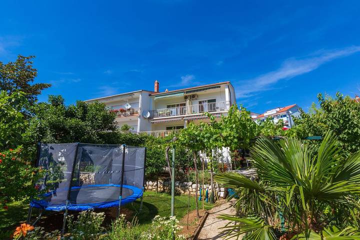 Ganze Wohnung, Hundefreundliches Apartment nur 500 Meter zum Strand mit mediterraner Terrasse in Crikvenica, Primorje-Gorski Kotar