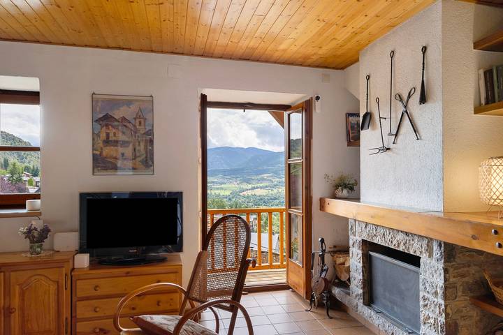 Ferienhaus 'Chalet De Montaña Con Vistas' mit Bergblick, privater Terrasse & WLAN in Prullans, Katalanische Pyrenäen