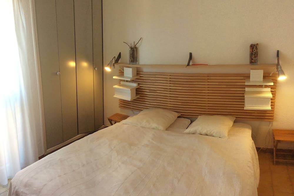Entire apartment, T2 by the sea, 150 m to the beach/sea, Topp prices, Free: Wlan, pool, tennis in Le Pradet, Toulon region
