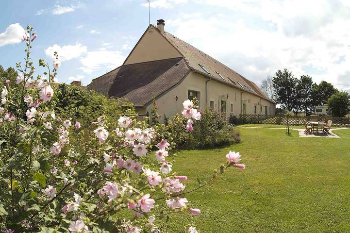 Location de vacances pour 15 personnes, avec Jardin et Piscine à Brinay