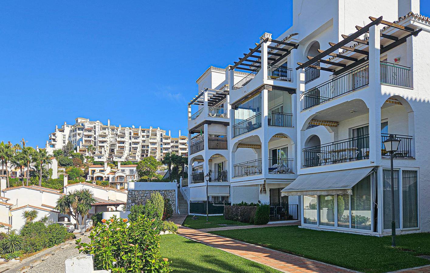 Apartamento vacacional entero, Retiro junto a la piscina: Aire acondicionado, terraza y aparcamiento - 1,5 km de la playa in Urbanizacion Calahonda, Mijas
