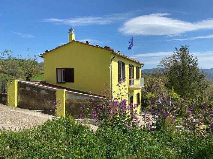 Agriturismo per 4 persone, con panorama e giardino in Semproniano