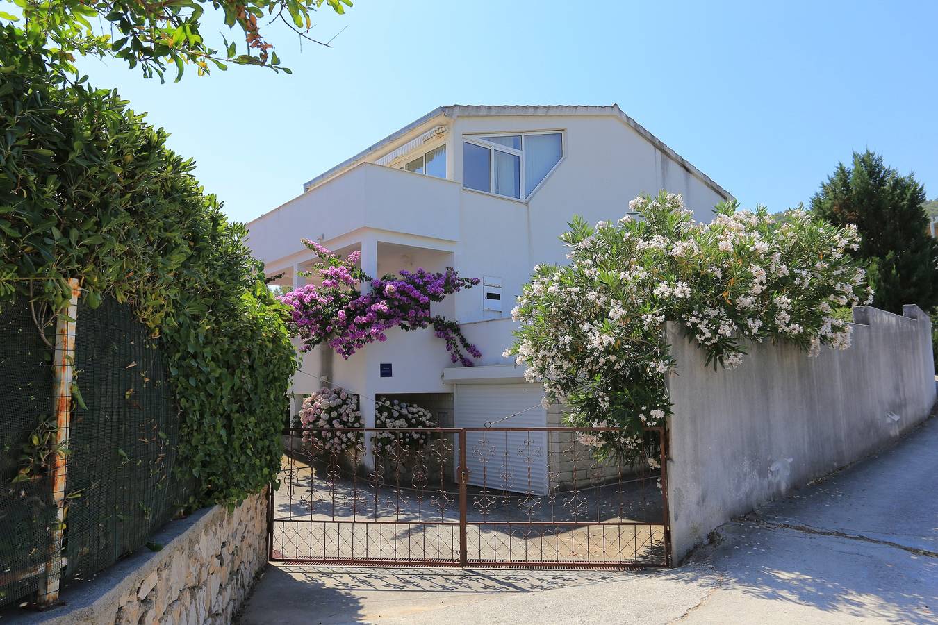 Ganze Wohnung, 2-Zimmer-Ferienwohnung mit Terrasse und Meerblick Slatine, Ciovo A-16345-a in Slatine, Ciovo
